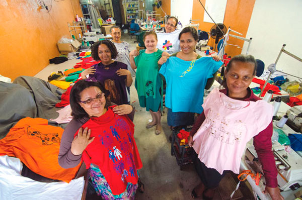 Cooperativa de Costura: projeto dá apoio a quem trabalho e a quem quer voltar à convivência social 