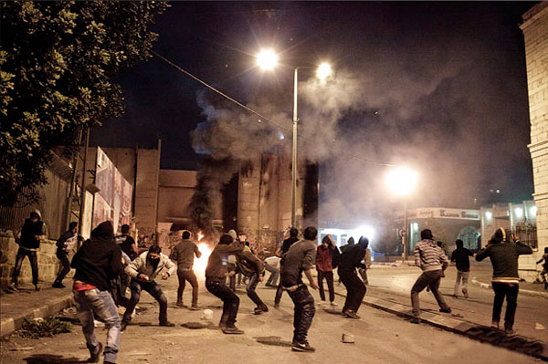 Gueto. Em Belém, na Cisjordânia, fronteira leste de Israel, palestinos protestam contra os ataques a Gaza atirando pedras contra o muro que os separa dos judeus. A guarda responde com balas e bombas (Foto:Javier Videla)