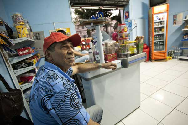 "Está a mesma coisa", diz Dermivaldo Pereira, comerciante da região. De acordo com ele, presença policial não resolveu o problema (Foto: Danilo Ramos/Rede Brasil Atual) 