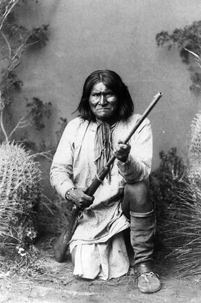 Gerônimo, líder apache com rifle em punho, em foto de 1887