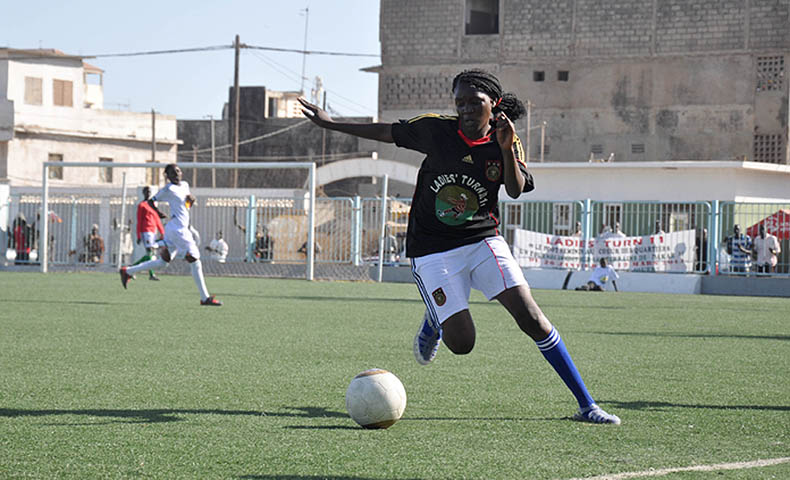 Documentário Ladie´s Turn e o ambiente do primeiro torneio de futebol no Senegal (2009)