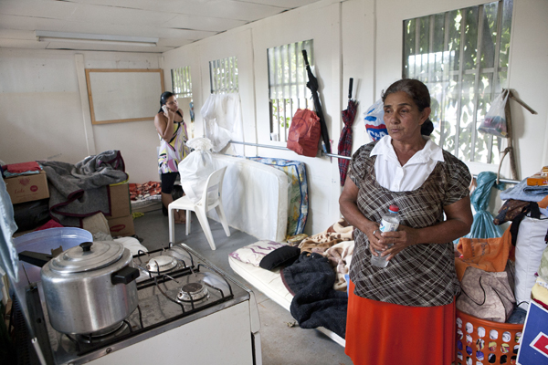 Dona Osorina vive em um pequeno espaço com outras cinco famílias. Seu único bem é o fogão, que conseguiu resgatar (Foto: Danilo Ramos/RBA)