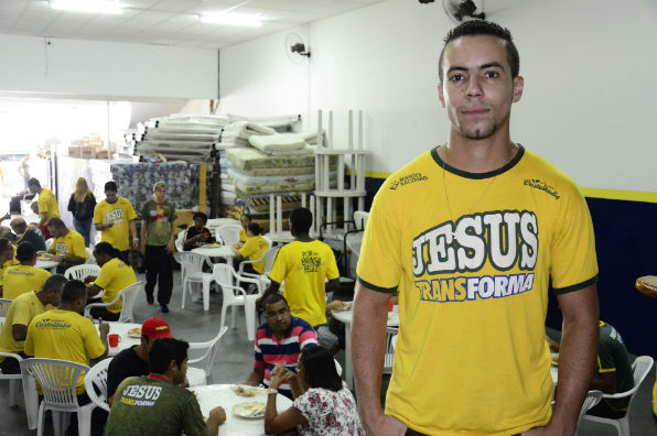 Recuperado, David é voluntário na "Cristolândia", que oferece auxílio aos usuários na cracolândia (Foto: Gerardo Lazzari/RBA)