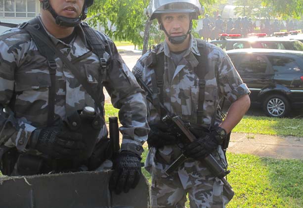 Membro do Batalhão de Choque da PM com submetralhadora (Foto: Diogo Geo)