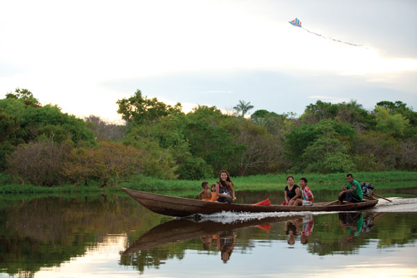 Família em embarcação no Furo do Paracuúba, próximo ao encontro dos rios Negro e Solimões(Foto: João Marcos Rosa/Nitro)