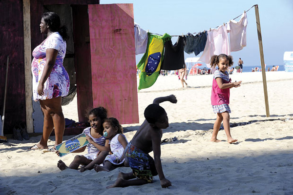 O movimento Rio de Paz, filiado ao Departamento de Informação Pública da ONU, realiza o evento Favela na Praia, durante a Rio+20: combate à desigualdade, à fome e à miséria (Foto:Fábio Rodrigues Pozzebom/Agência Brasil)