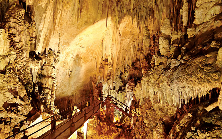 Caverna_do_diabo_foto_Brunosk96_Wikimedia_Commons.jpg