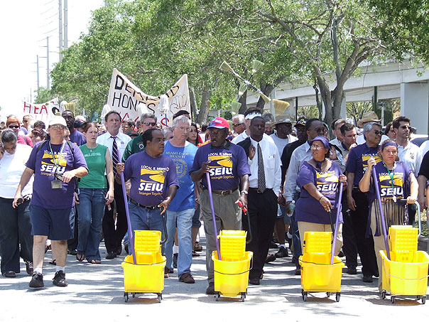 Manifestação de trabalhadores em servições de limpeza em Nova York