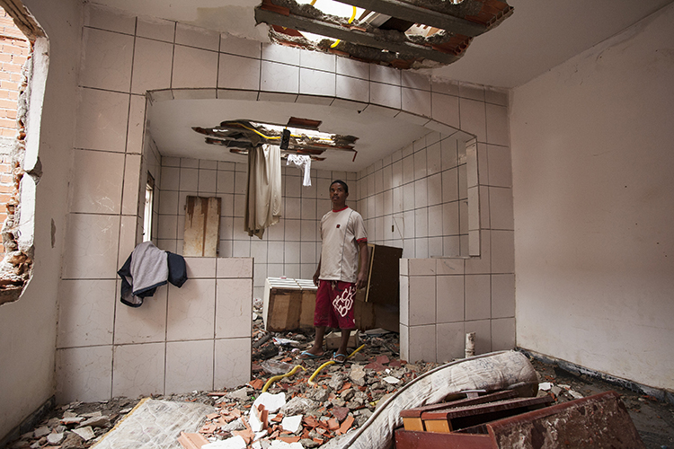 Arrependido, Elias tem visitado a casa parcialmente destruída (Foto: Danilo Ramos)