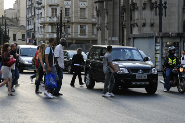 As faixas "imaginárias" atrapalham a vida de pedestres e de motoristas, provocando acidentes e atritos