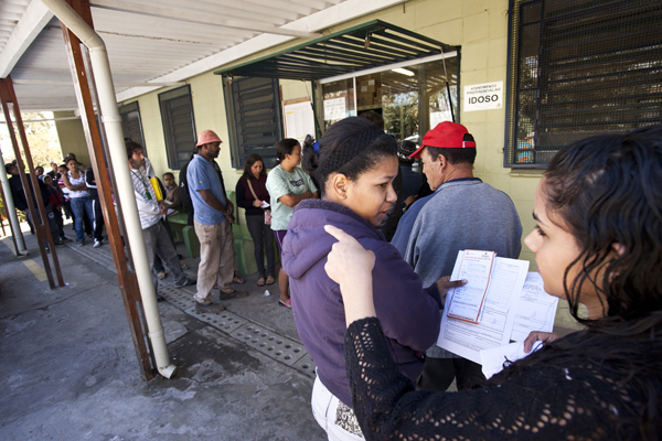 Filas e espera. Mesmo com consulta marcada, pacientes passam mais de uma hora aguardando atendimento (Foto: Danilo Ramos)