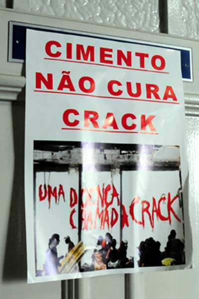 Cartaz critica ações na Cracolândia