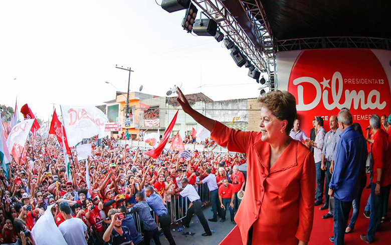 Dilma vence primeiro turno e enfrenta Aécio Neves no segundo, em resultado que não havia sido previsto pelas pesquisas