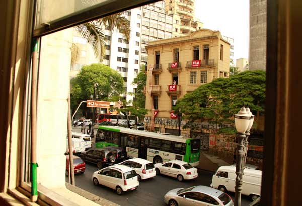 Vista da janela do prédio ocupado, na avenida São João (Foto: Camila de Oliveira/RBA)