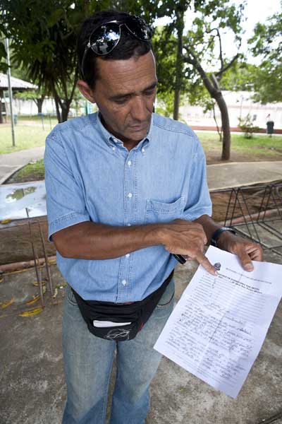 Lino Guerreiro mostra a lista de perdas de bens materiais: de automóvel a criação de animais (Foto: Danilo Ramos/RBA)
