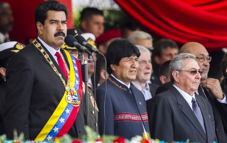 Maduro junto de Morales e Raúl Castro durante ato de um ano da morte de Chávez: carisma falta, mas projetos que representam seguem vigentes