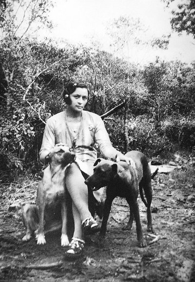 Maria Bonita com os cachorros Ligeiro e Guarany