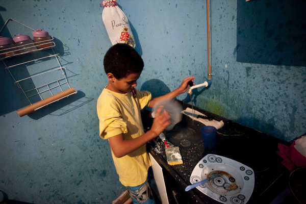 Uma hora depois que um prédio é ocupado, os sem-teto já fazem a água correr (Foto: Danilo Ramos/Revista do Brasil)