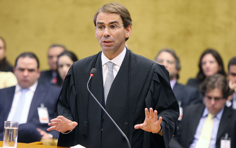 À espera de decisão, advogado evita se pronunciar sobre postura de Joaquim Barbosa