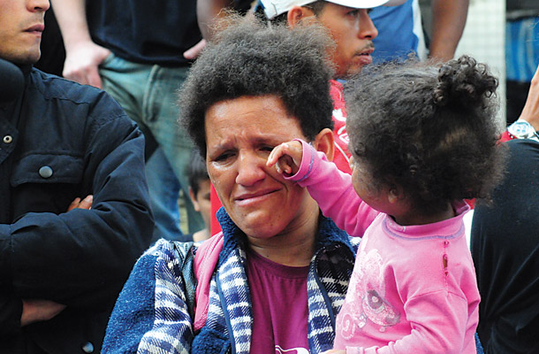 Moradora chora ao ser despejada de prédio na Avenida Ipiranga. Foto: Mauricio Morais
