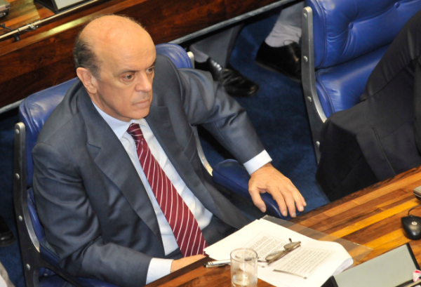 Serra assiste à discurso de Aécio no Senado (Foto: José Cruz/ABr)