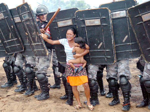 Mulher resiste a ação policial que expulsa ocupantes de terrenos particulares em Manaus. Foto: Luiz Vasconcelos