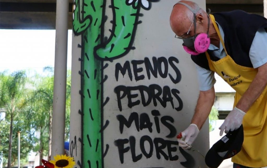 Padre Júlio e ativistas põem flores no lugar de pedras sob viaduto em São  Paulo - Rede Brasil Atual