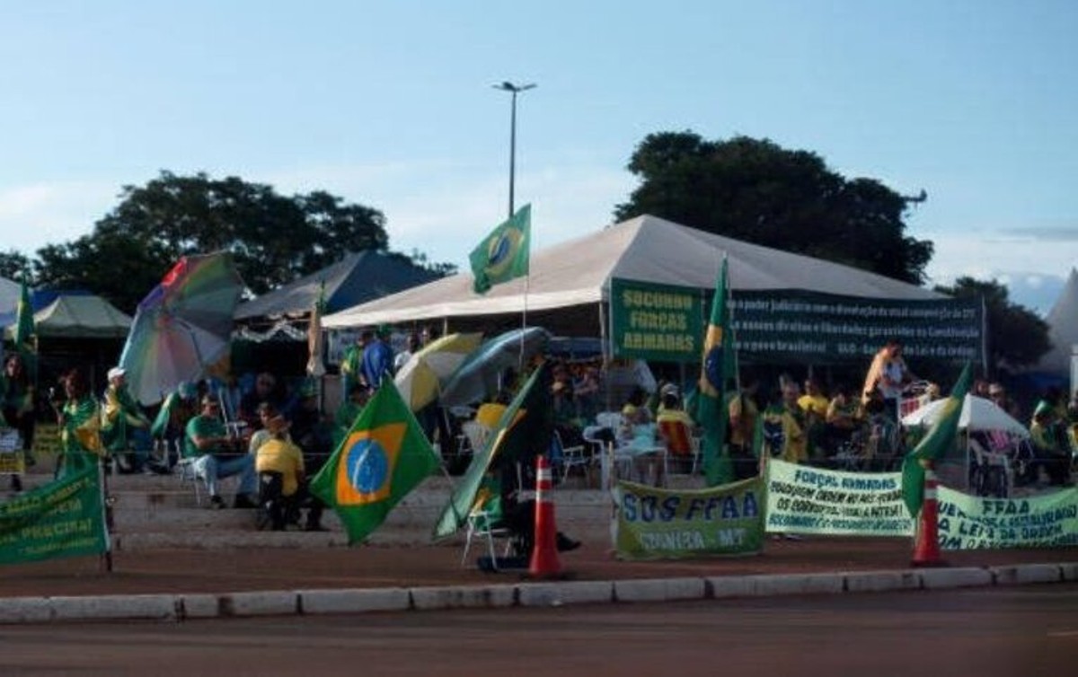 Dossiê identifica militares em acampamento golpista em Brasília