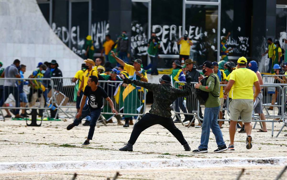 Movimentos repudiam atos golpistas em Brasília. USP convoca para ato pela democracia - Rede Brasil Atual